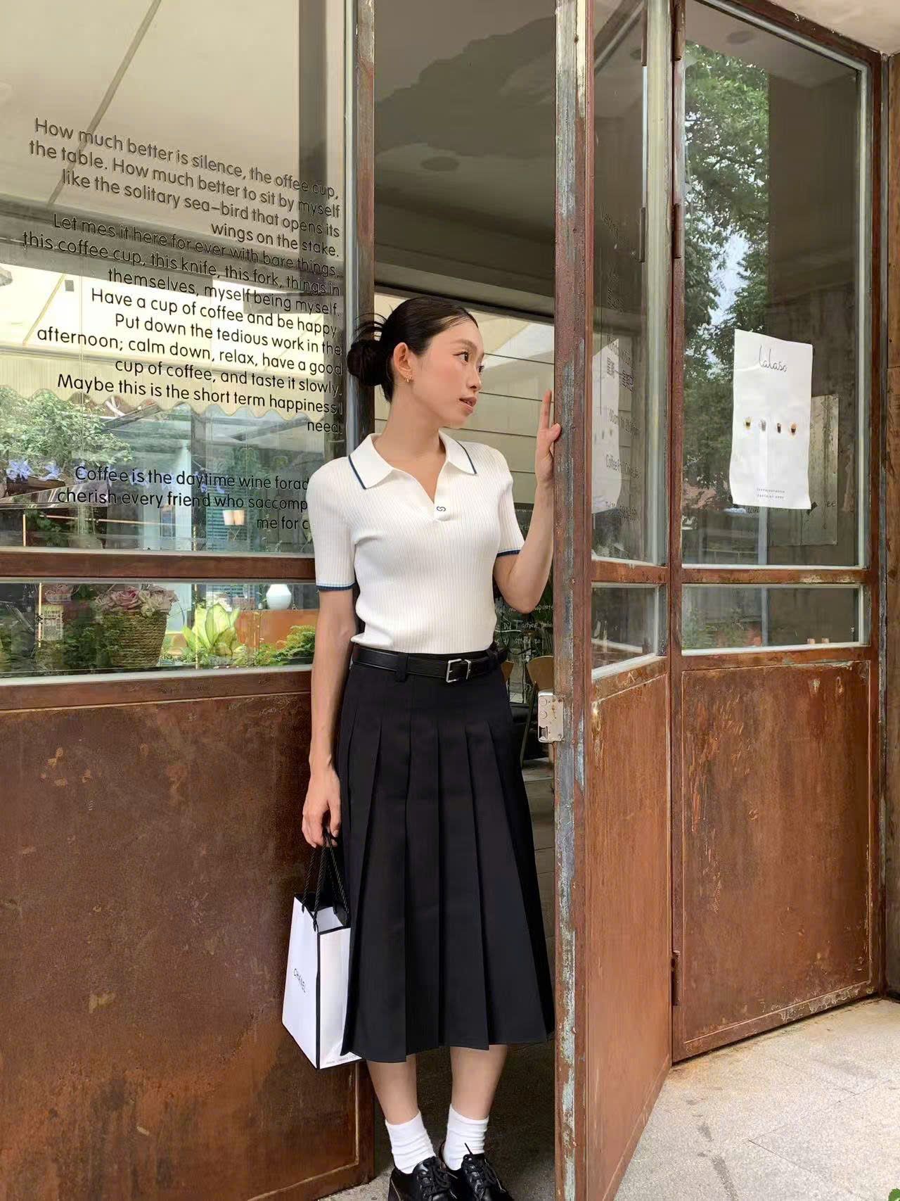  Áo polo trắng -viền xanh Navy cổ V 