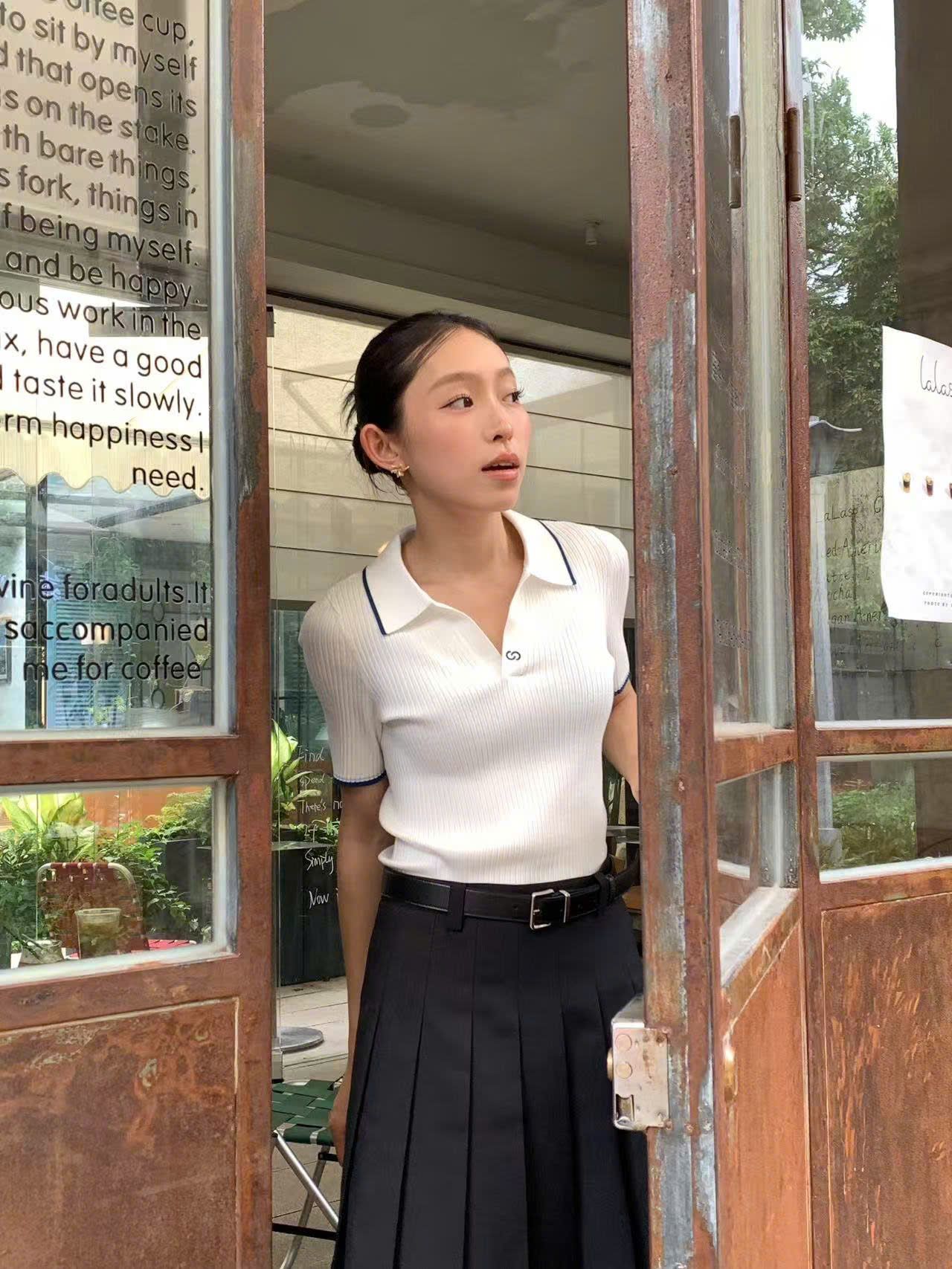  Áo polo trắng -viền xanh Navy cổ V 