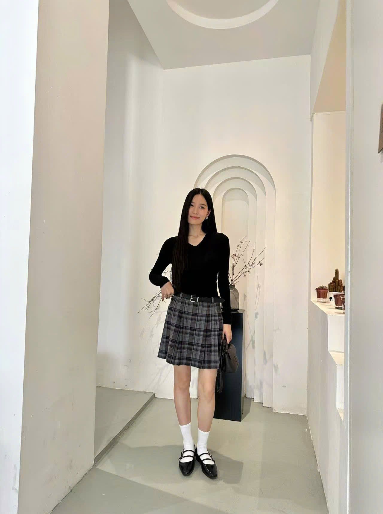  Áo len đen dài tay cổ tim 
