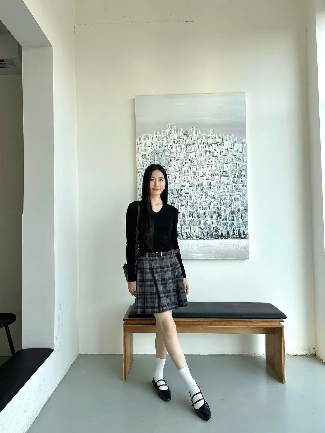  Áo len đen dài tay cổ tim 
