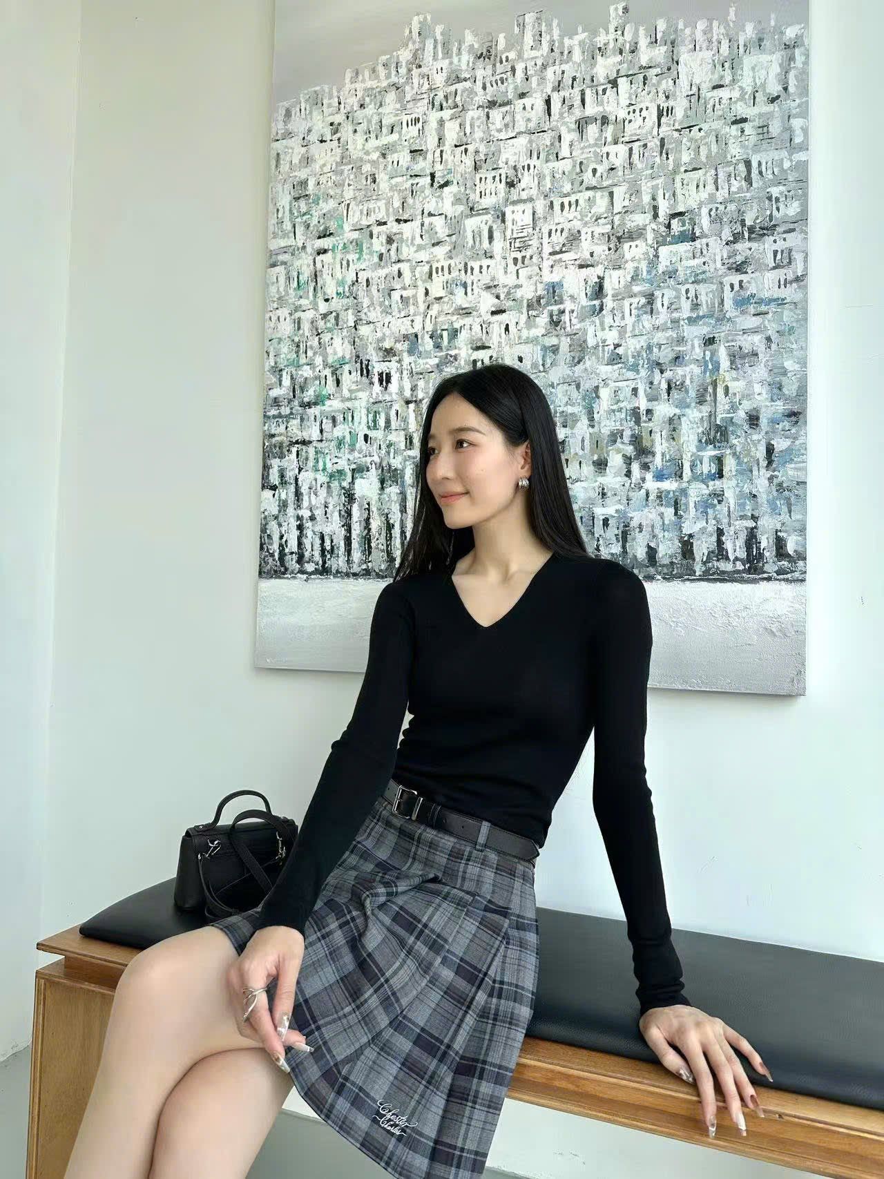  Áo len đen dài tay cổ tim 