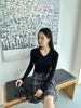  Áo len đen dài tay cổ tim 