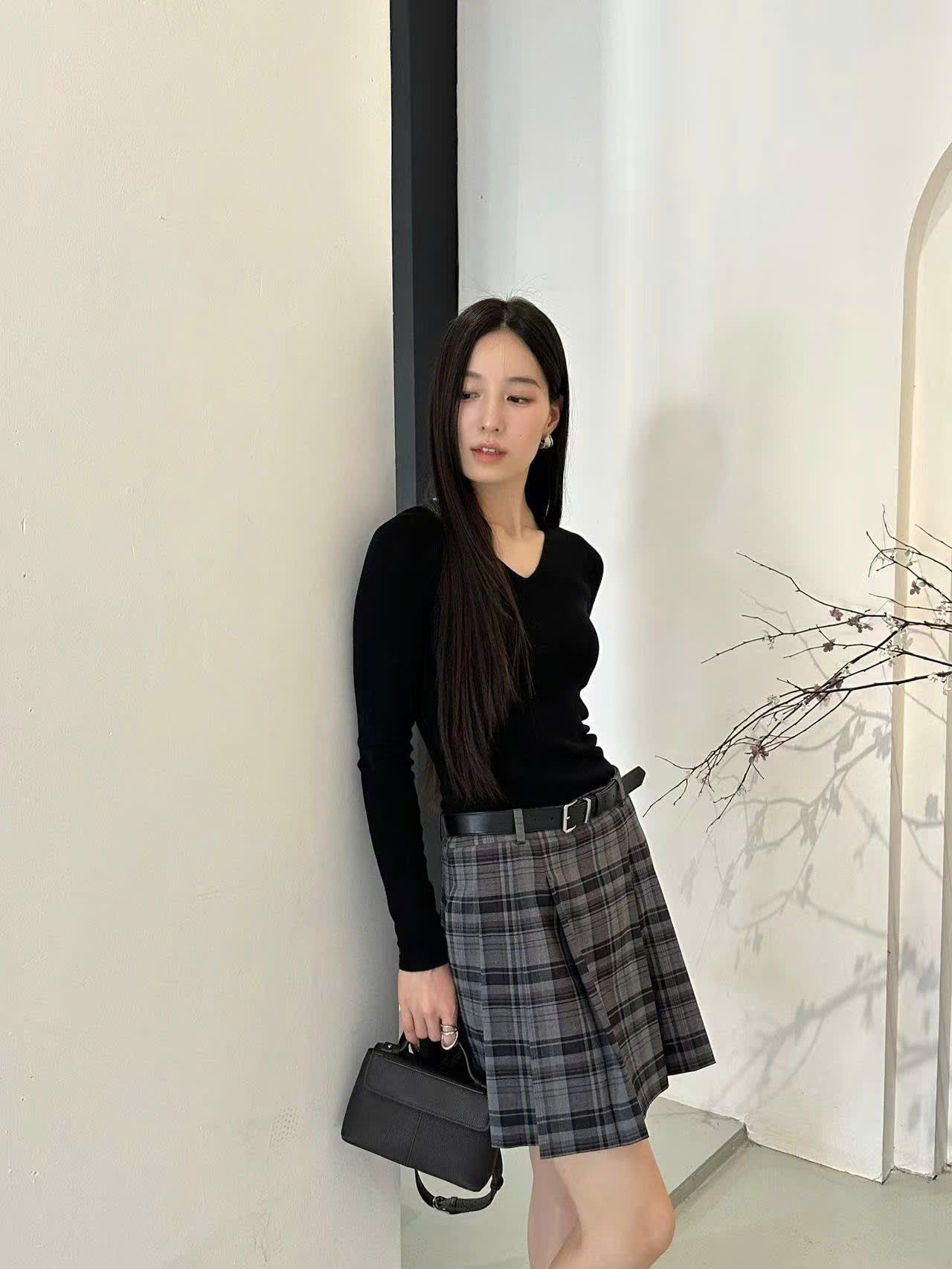  Áo len đen dài tay cổ tim 