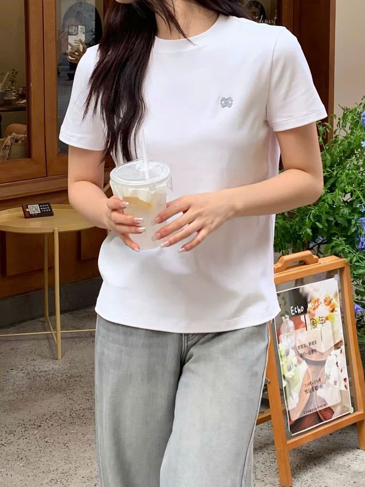  Áo phông trắng logo nhỏ ngực trái 