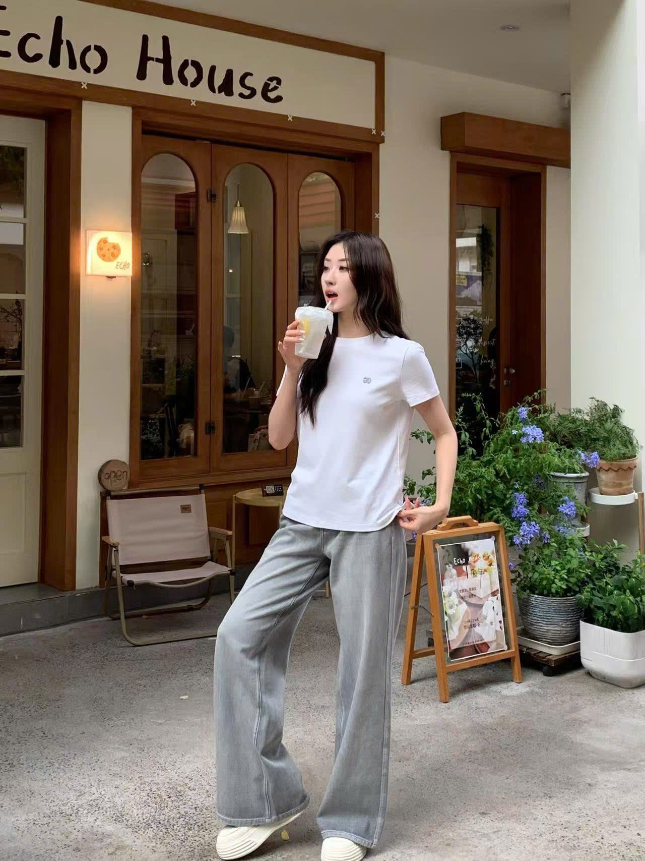  Áo phông trắng logo nhỏ ngực trái 