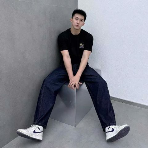  Áo phông đen chữ sắc màu 