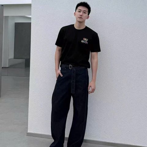  Áo phông đen chữ sắc màu 