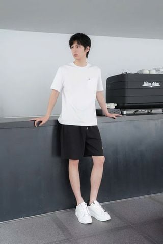  1.Áo phông trắng -logo nhỏ túi trái 