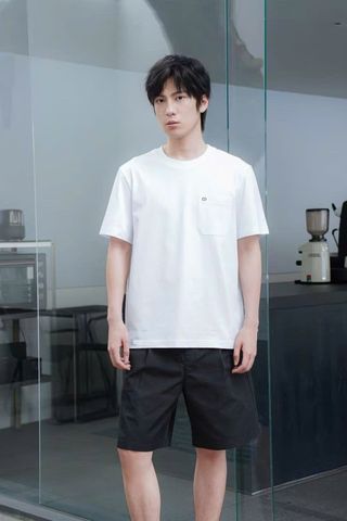  1.Áo phông trắng -logo nhỏ túi trái 