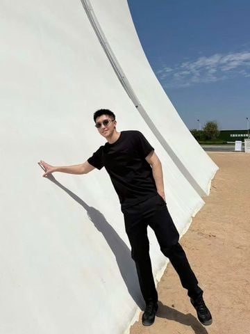  Áo phông đen - chữ C.C studio lưng 