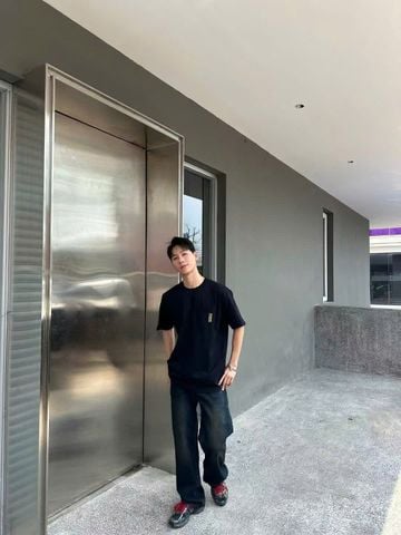  Áo phông đen - túi ngực chữ vàng 