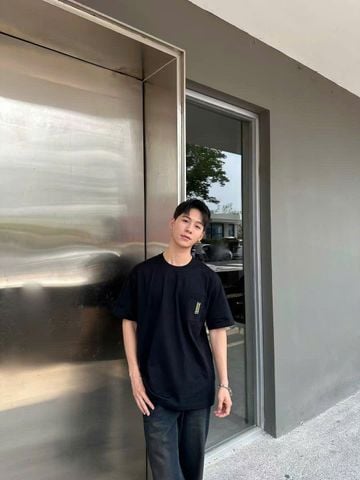  Áo phông đen - túi ngực chữ vàng 