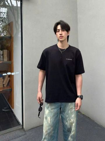  Áo phông đen chữ Logo sắc màu 