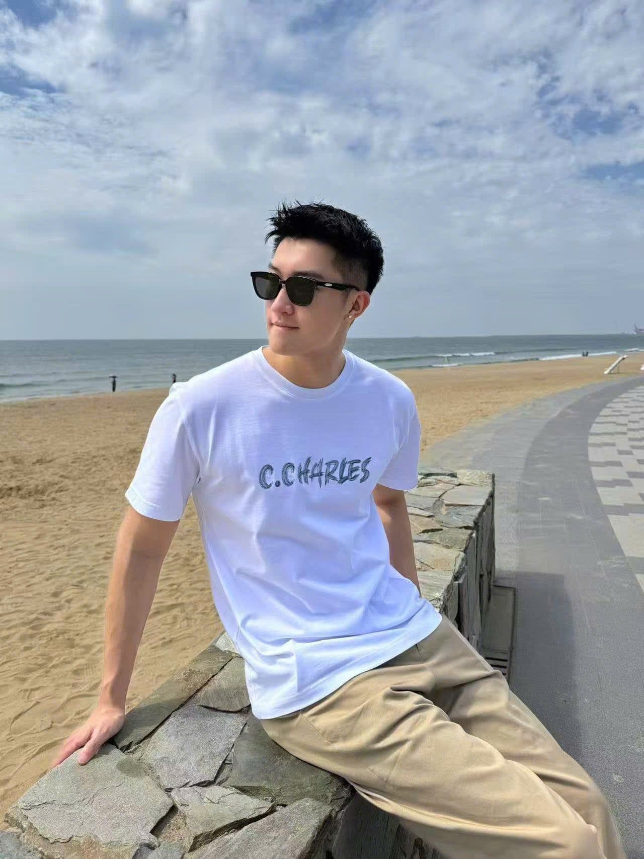  Áo phông trắng Chữ thêu ngực 