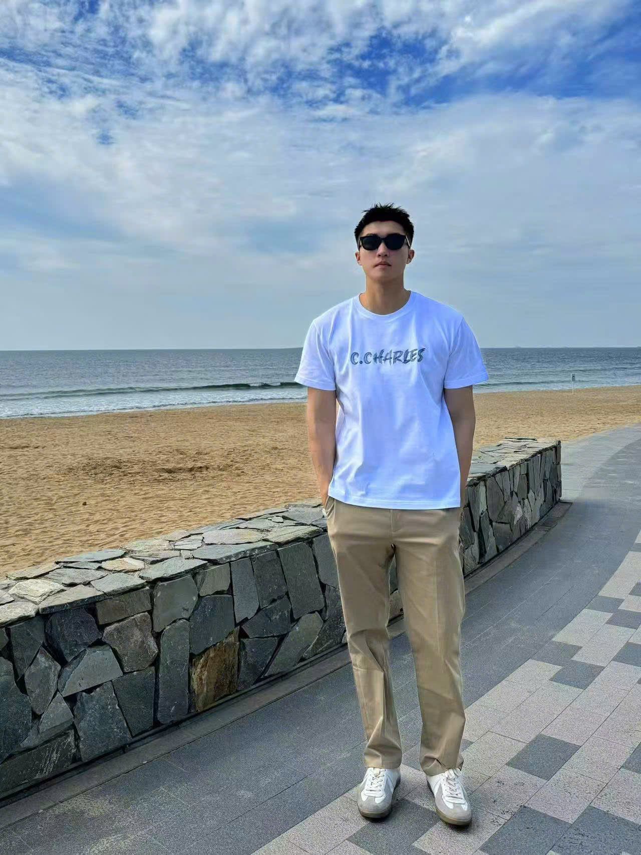  Áo phông trắng Chữ thêu ngực 