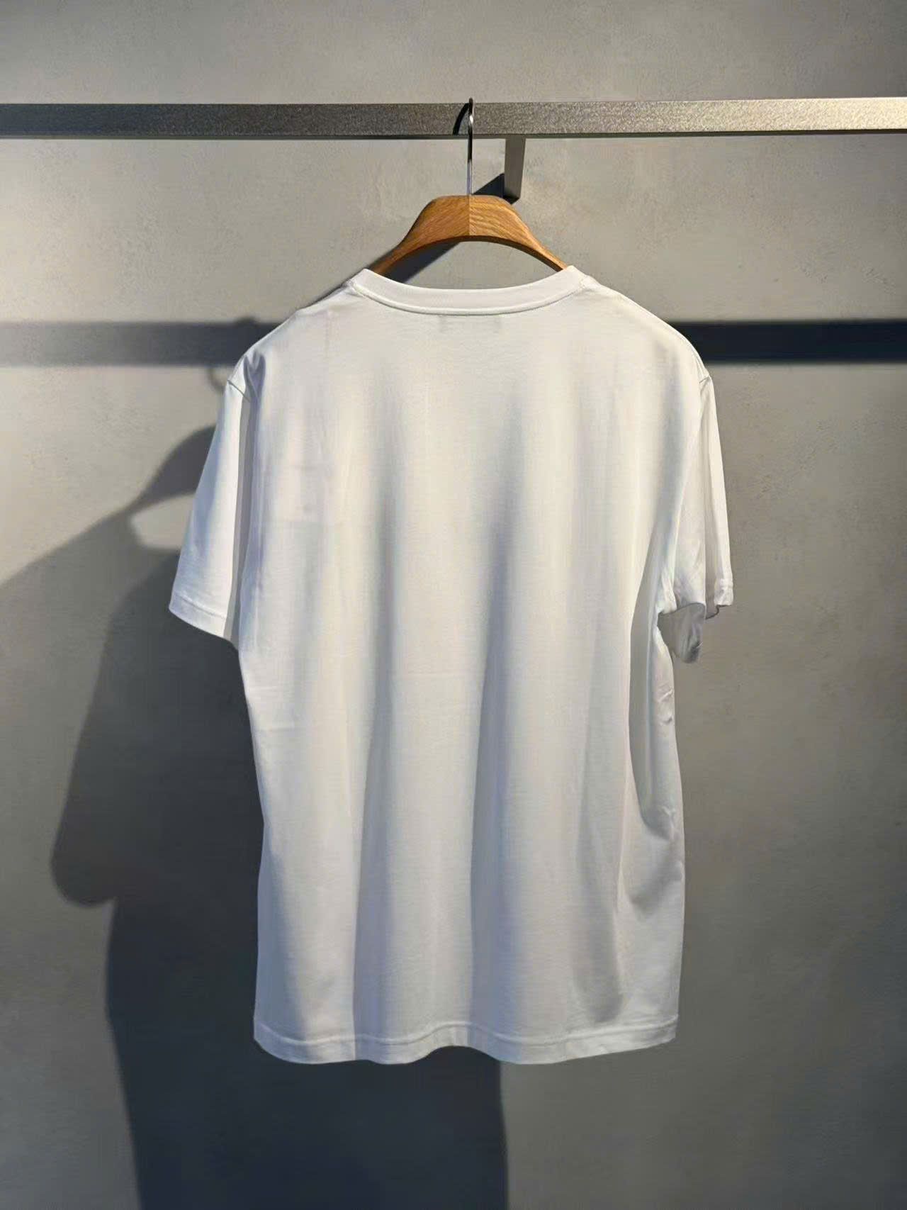  Áo phông trắng Chữ thêu ngực 