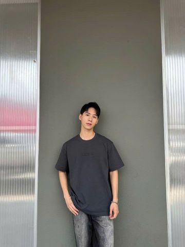  Áo phông xám đậm chữ in nổi 