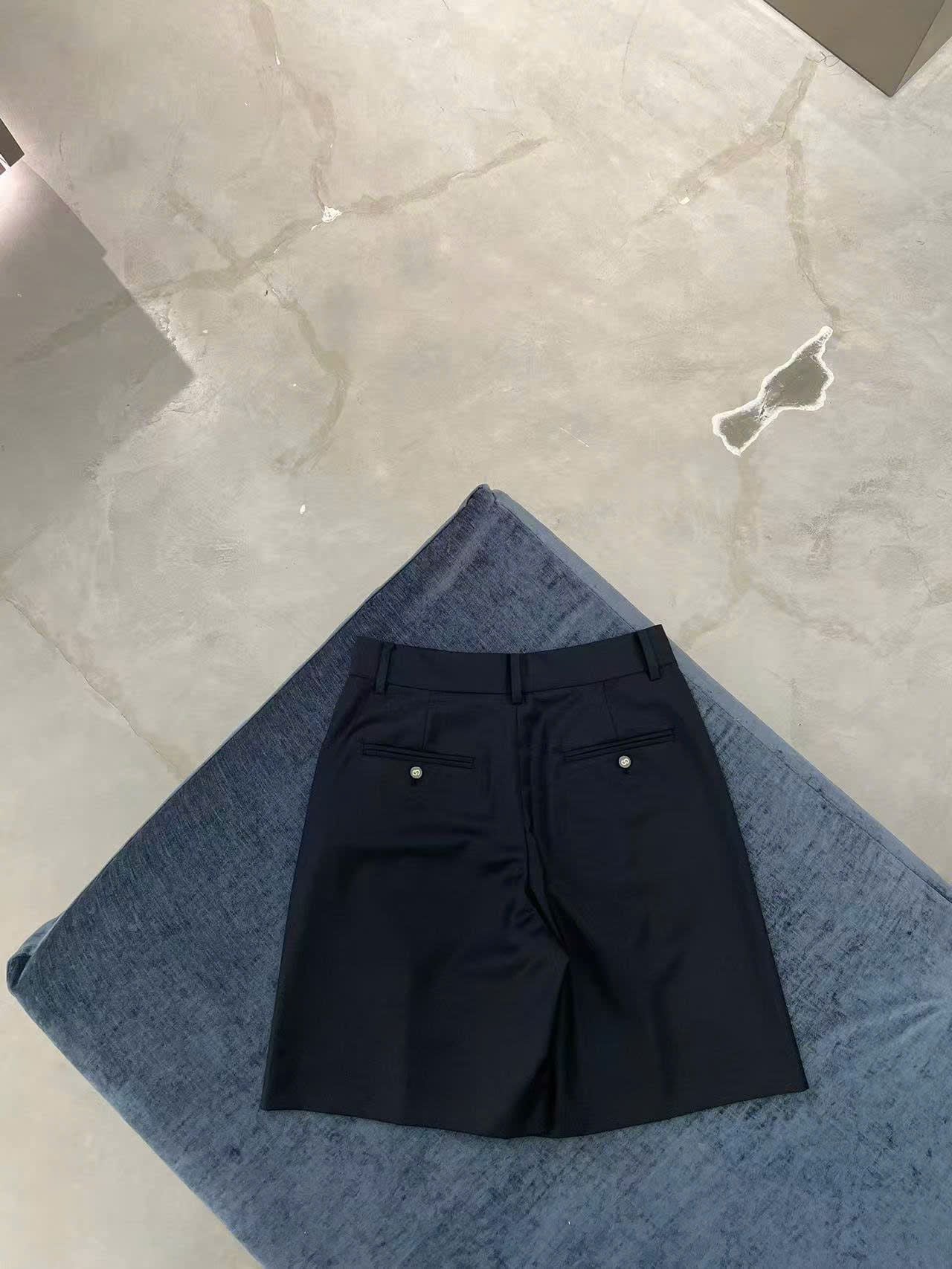  4.Quần sooc vải ngố đen lưng cao 