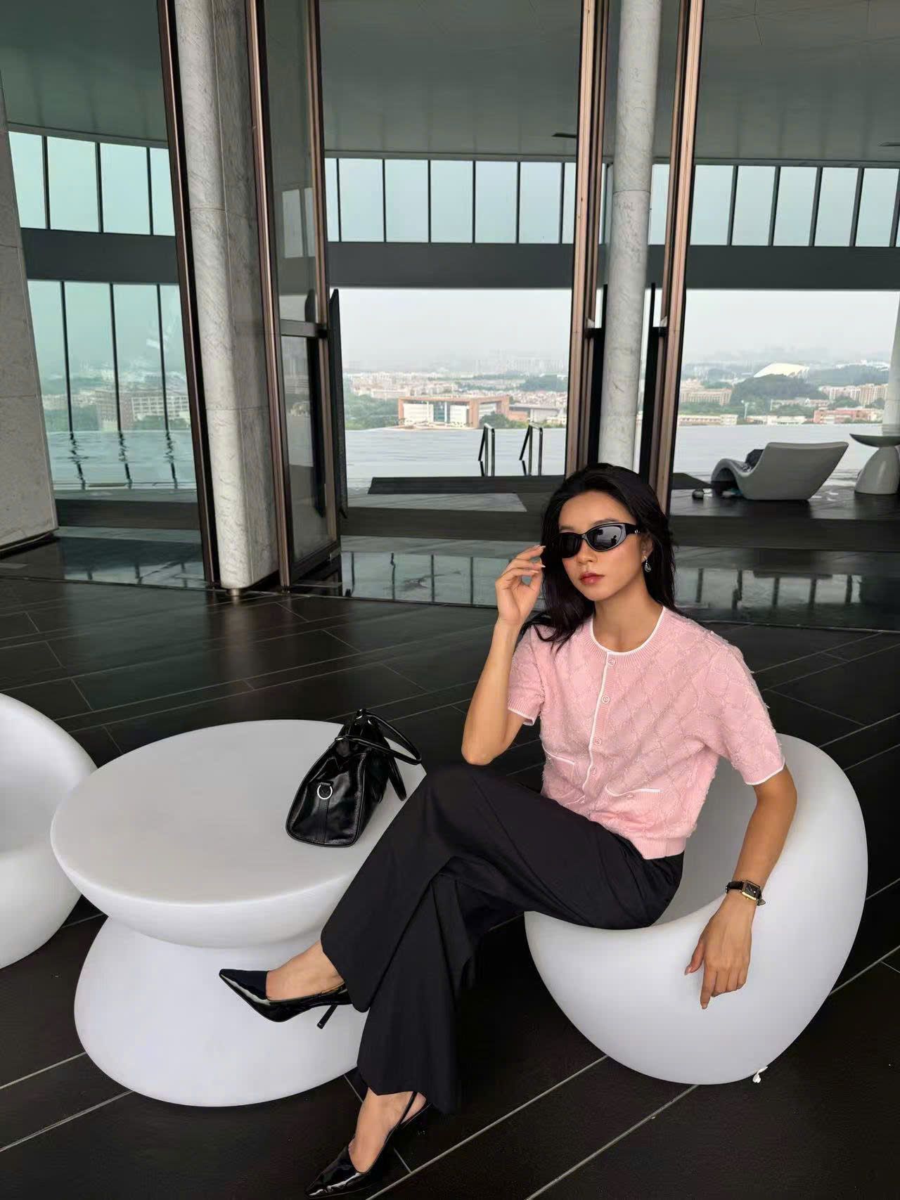  Quần tây xám ống rộng sọc dài xếp ly 