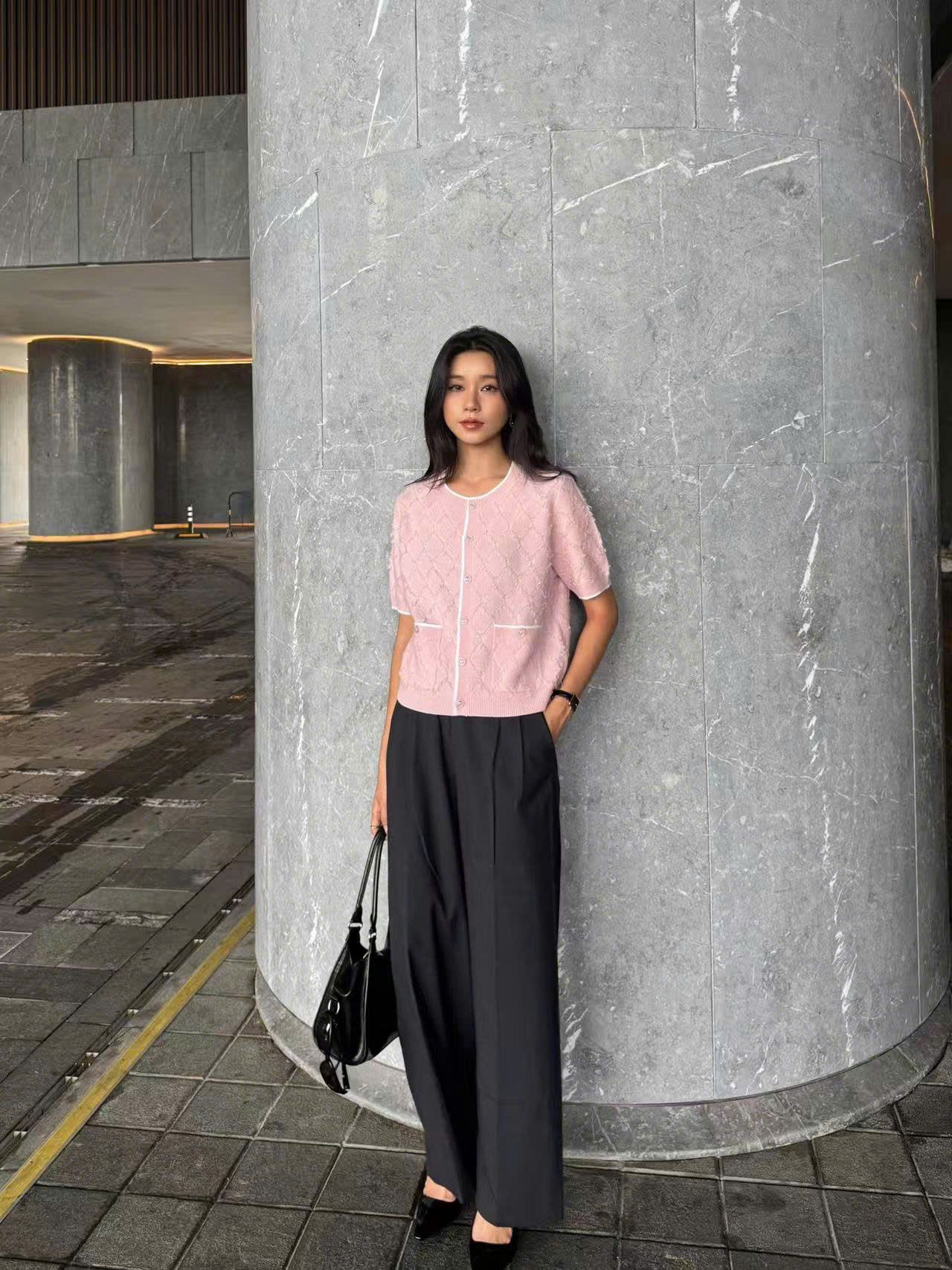  Quần tây xám ống rộng sọc dài xếp ly 