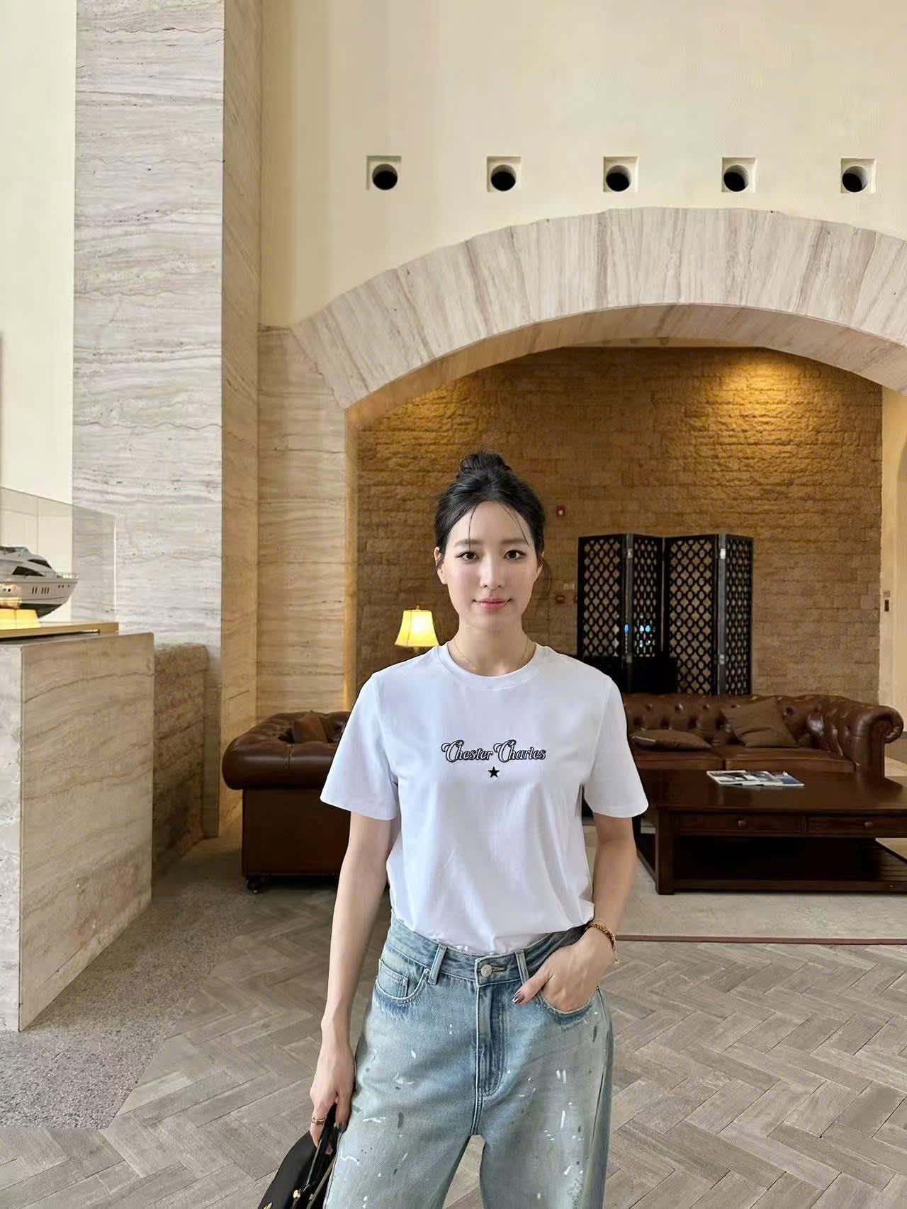  Áo phông trắng chữ + sao nhỏ 