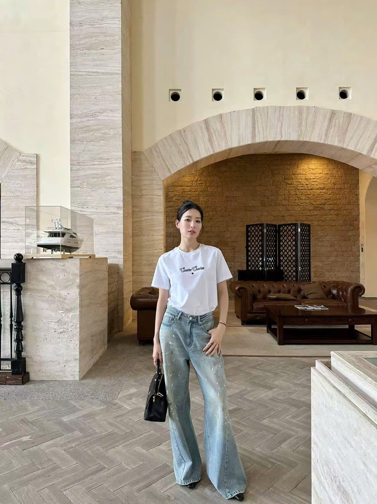  Áo phông trắng chữ + sao nhỏ 