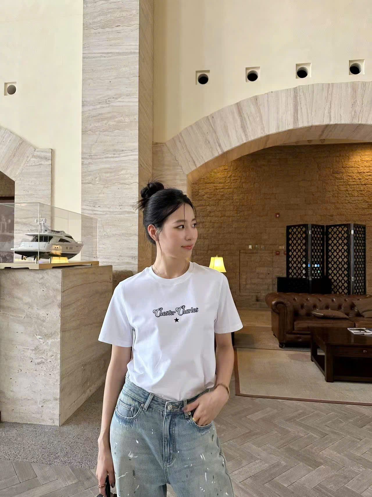  Áo phông trắng chữ + sao nhỏ 