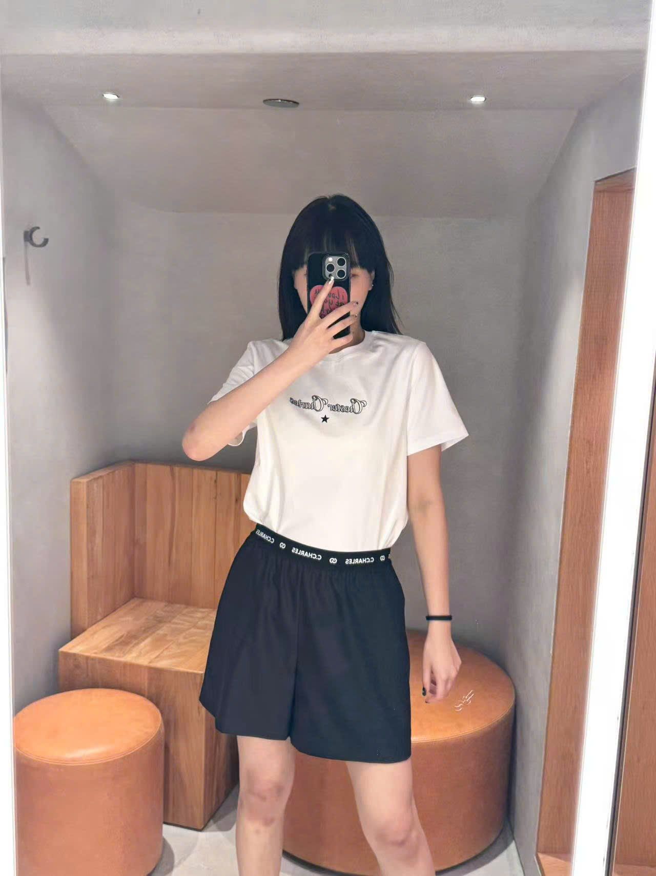  2.Quần sóc vải đen cạp thun chữ 