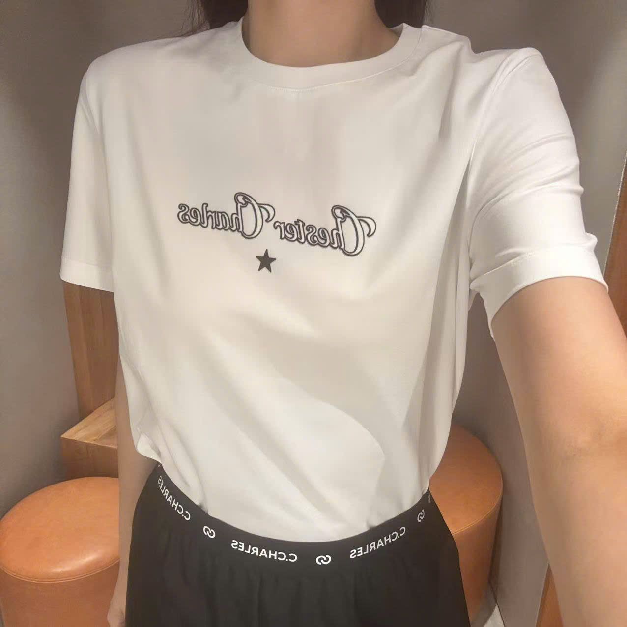  Áo phông trắng chữ + sao nhỏ 