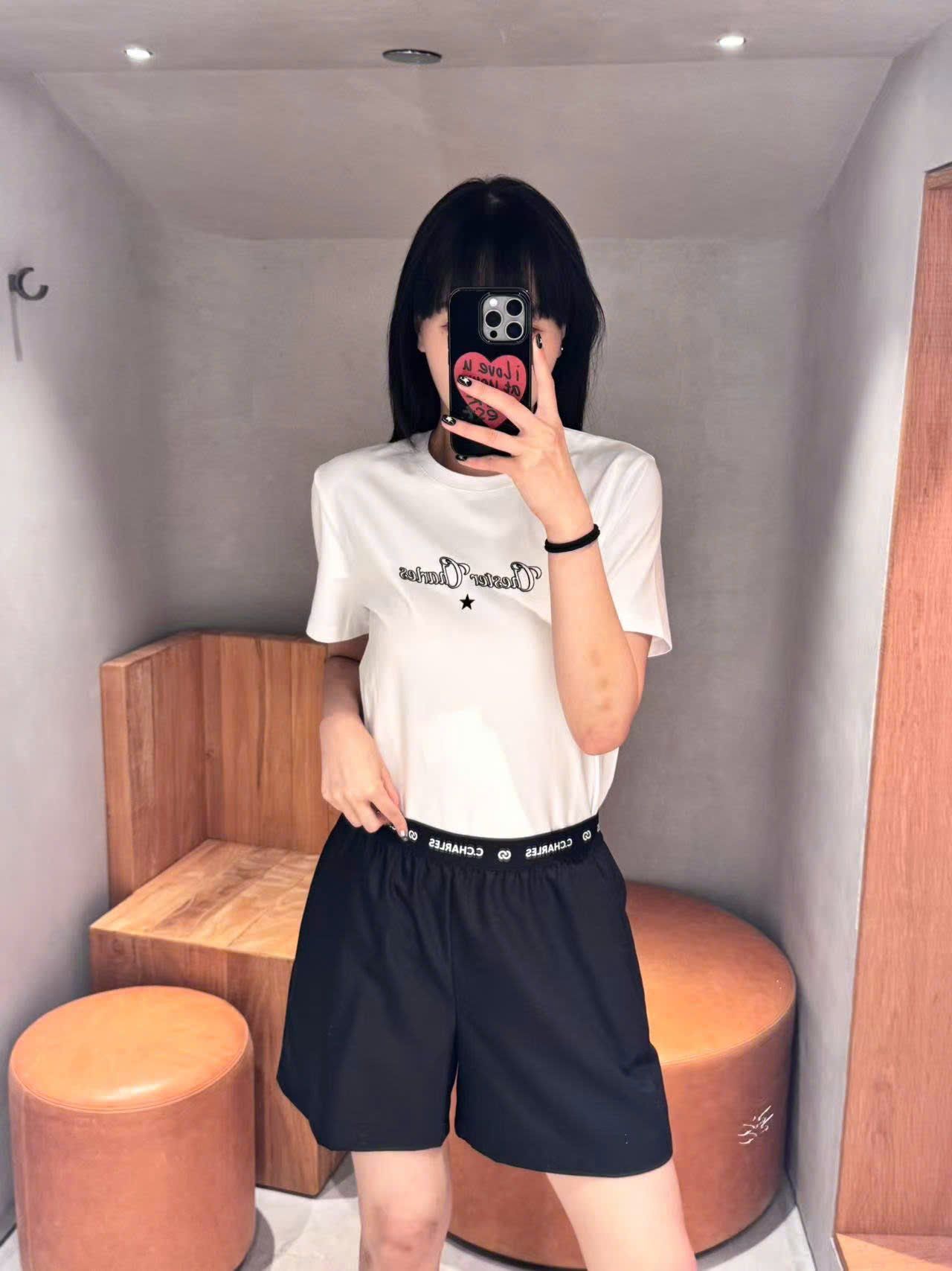  2.Quần sóc vải đen cạp thun chữ 