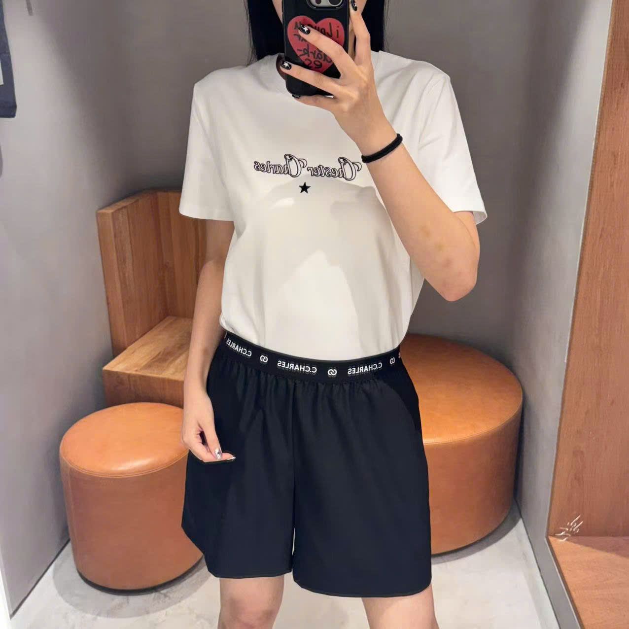  Áo phông trắng chữ + sao nhỏ 