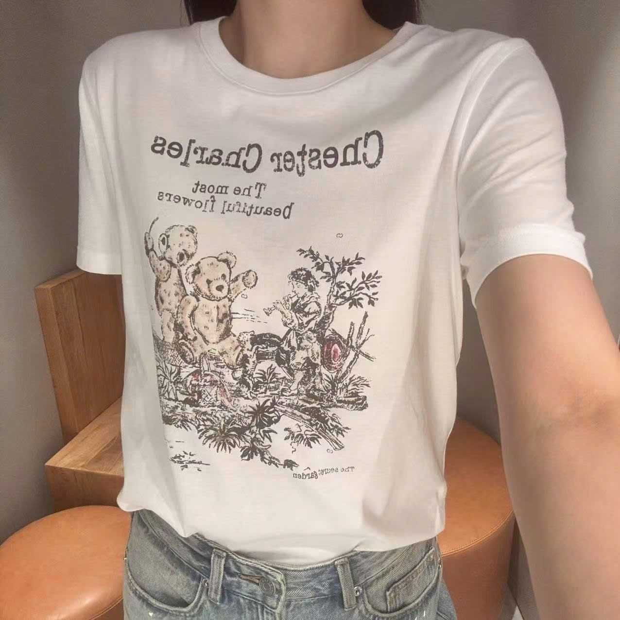  4.Áo phông trắng họa tiết gấu xám hồng nhẹ 