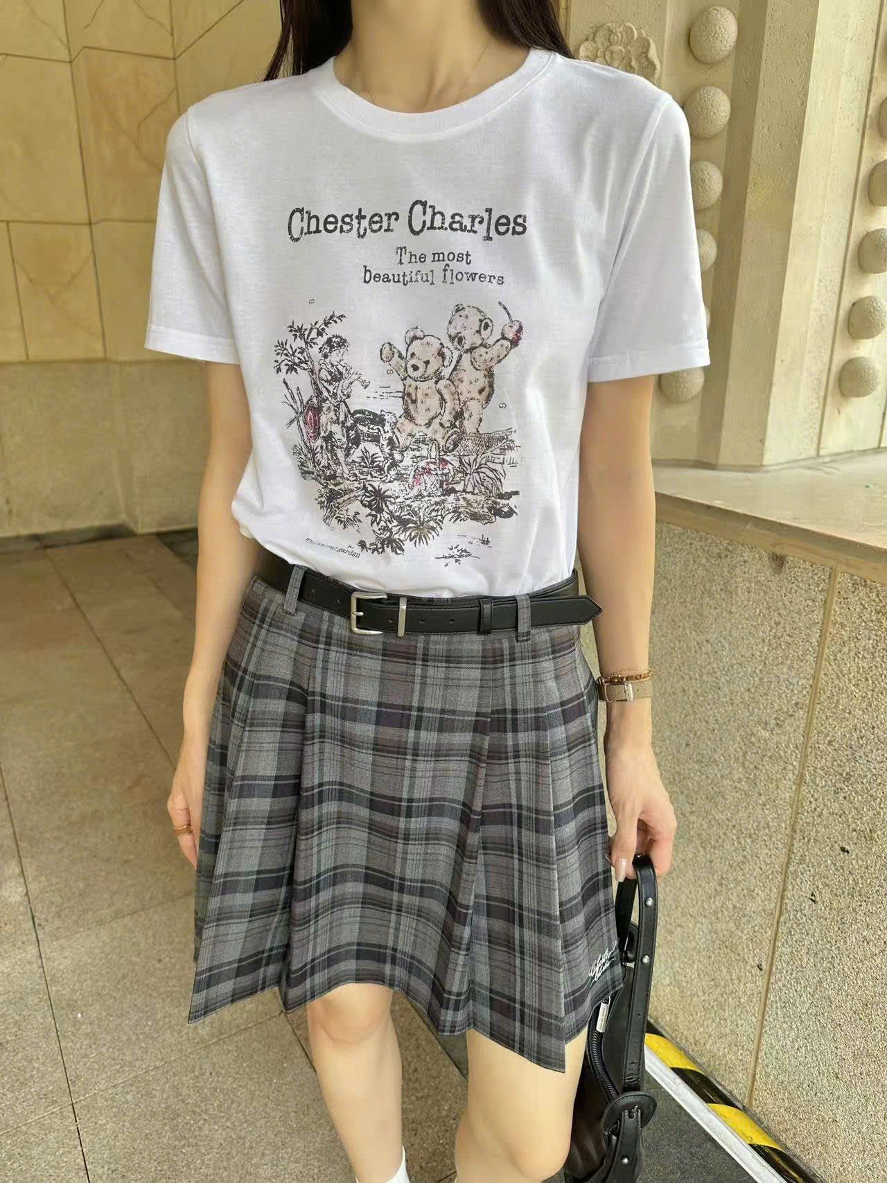  4.Áo phông trắng họa tiết gấu xám hồng nhẹ 