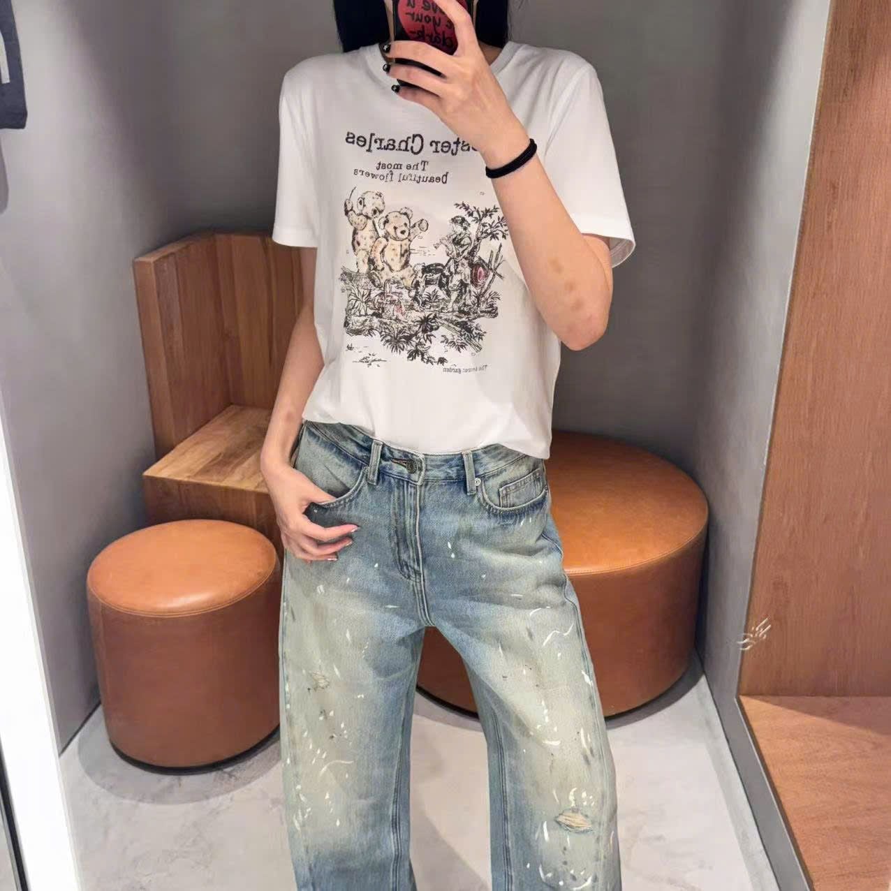  4.Áo phông trắng họa tiết gấu xám hồng nhẹ 