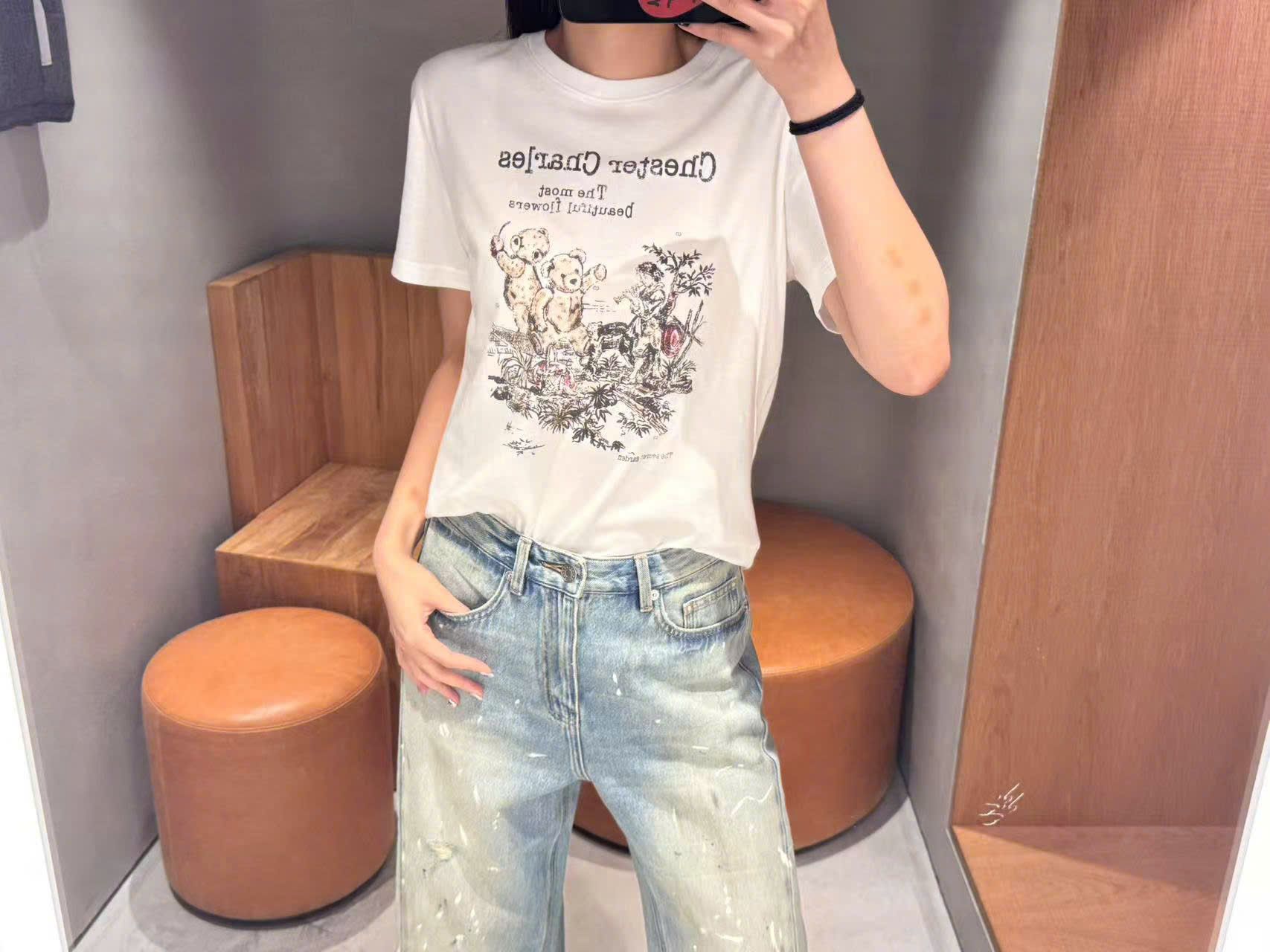  4.Áo phông trắng họa tiết gấu xám hồng nhẹ 