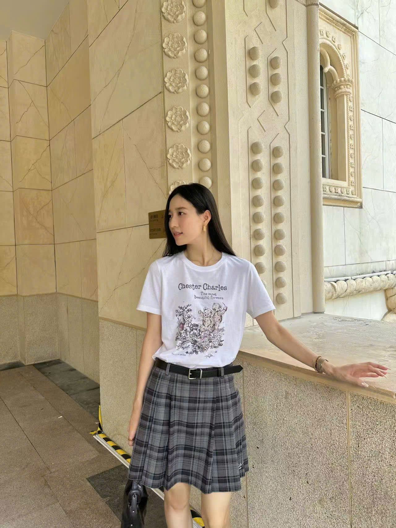  4.Áo phông trắng họa tiết gấu xám hồng nhẹ 