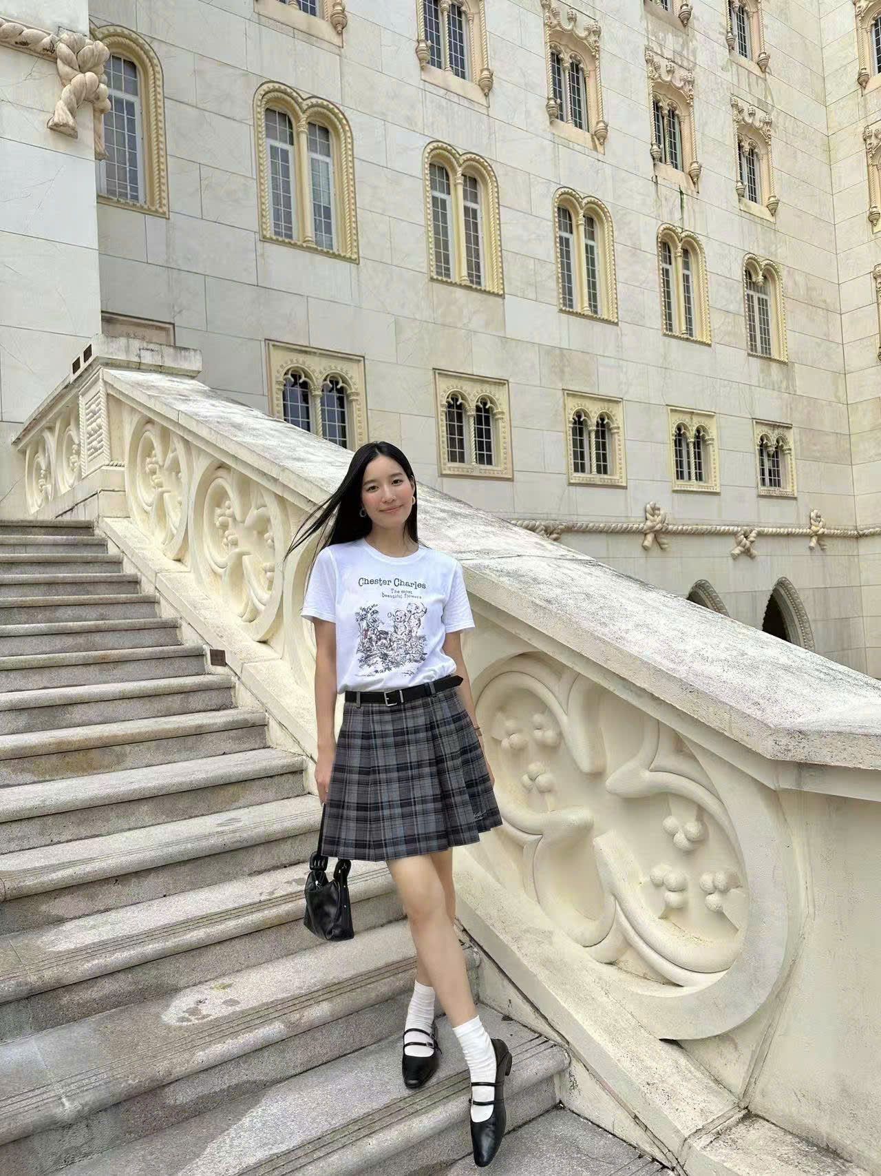  4.Áo phông trắng họa tiết gấu xám hồng nhẹ 