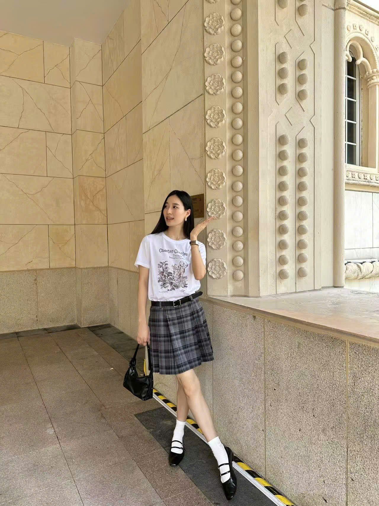  4.Áo phông trắng họa tiết gấu xám hồng nhẹ 