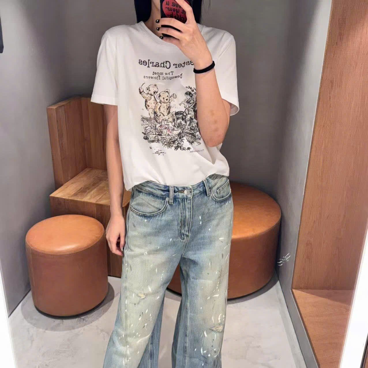  4.Áo phông trắng họa tiết gấu xám hồng nhẹ 