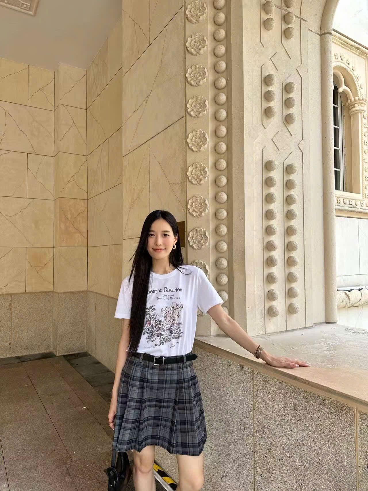  4.Áo phông trắng họa tiết gấu xám hồng nhẹ 