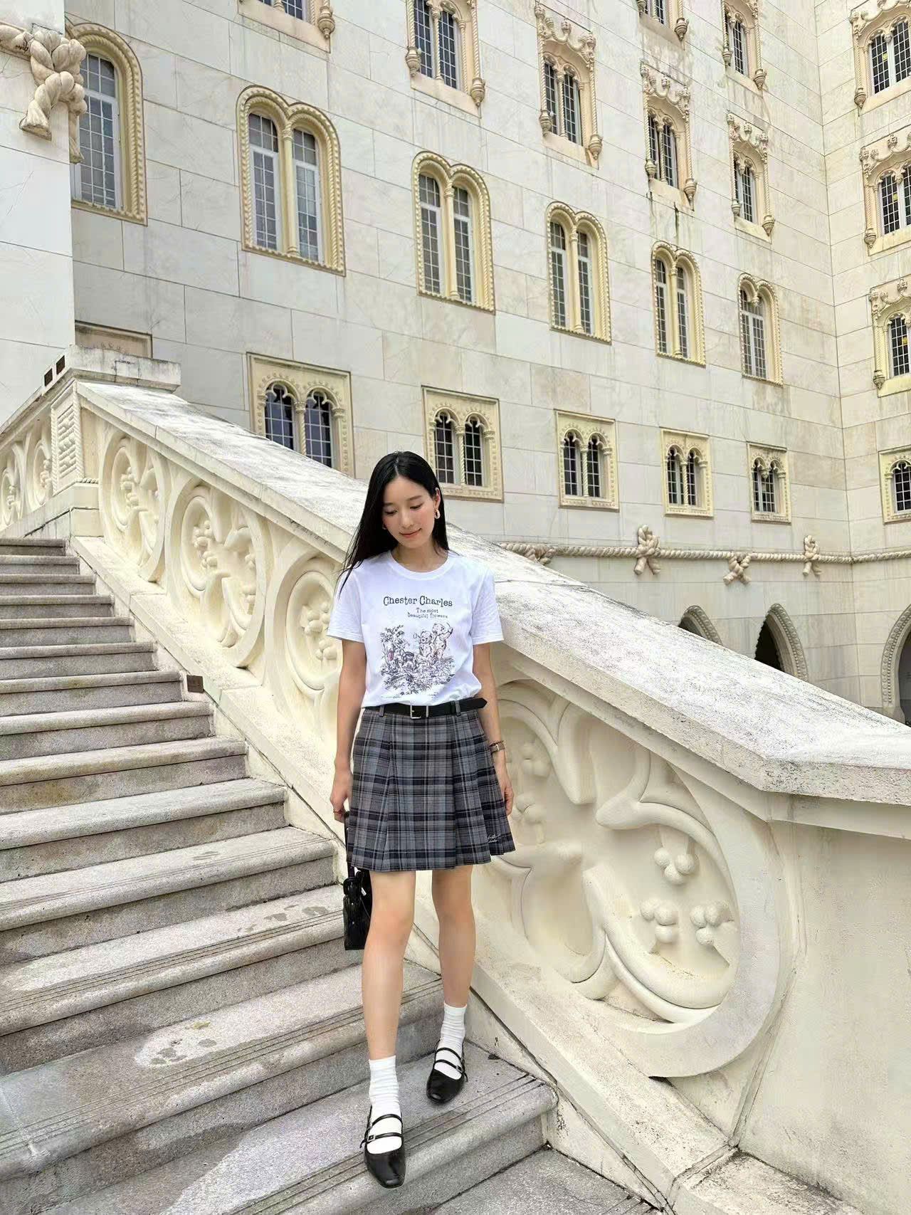  4.Áo phông trắng họa tiết gấu xám hồng nhẹ 