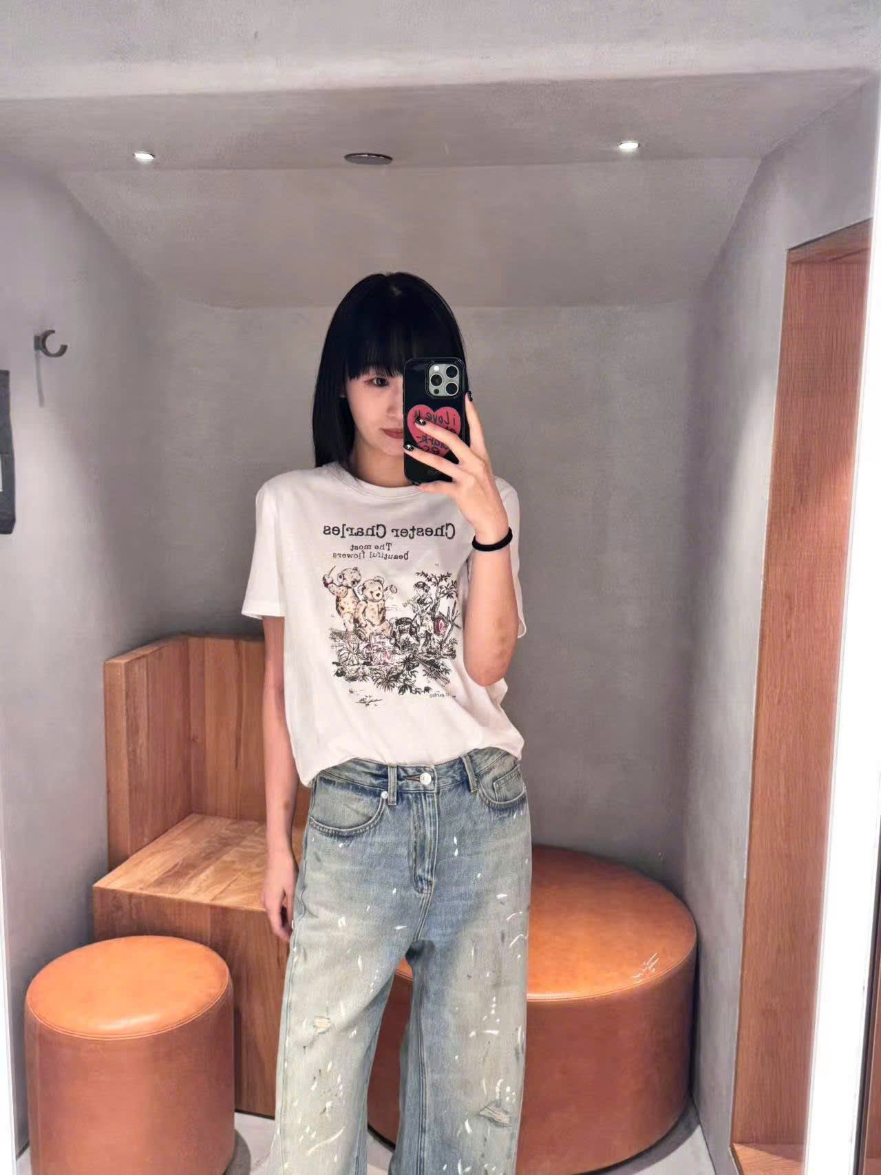  4.Áo phông trắng họa tiết gấu xám hồng nhẹ 