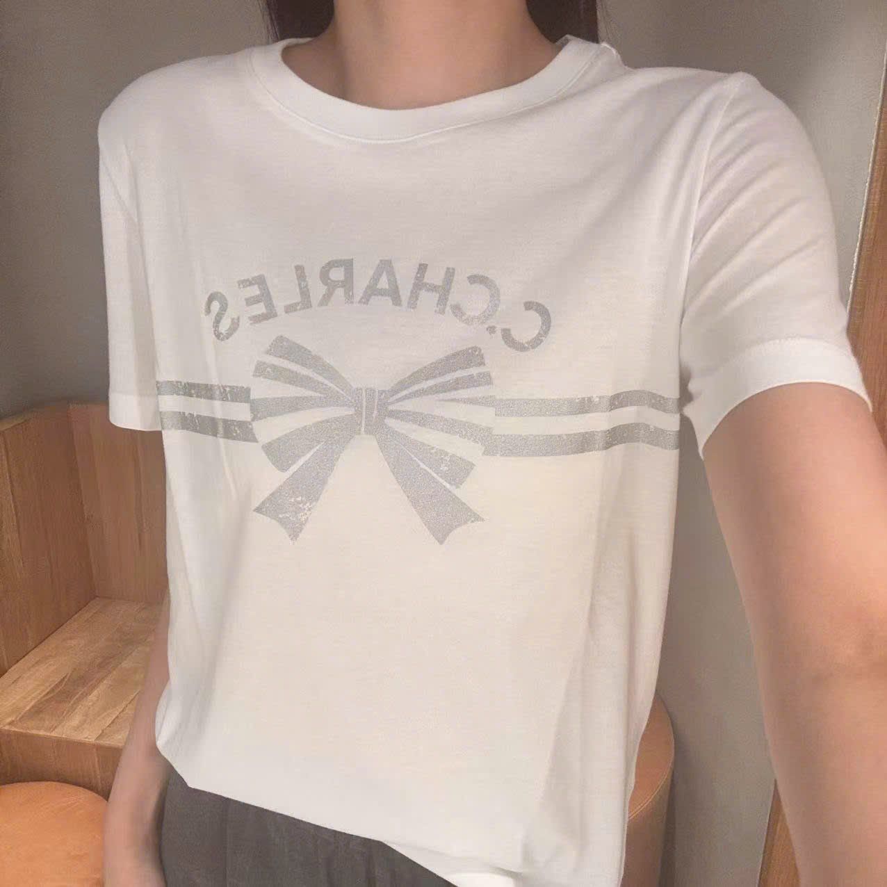  5. Áo phông trắng nơ xám ngang áo 