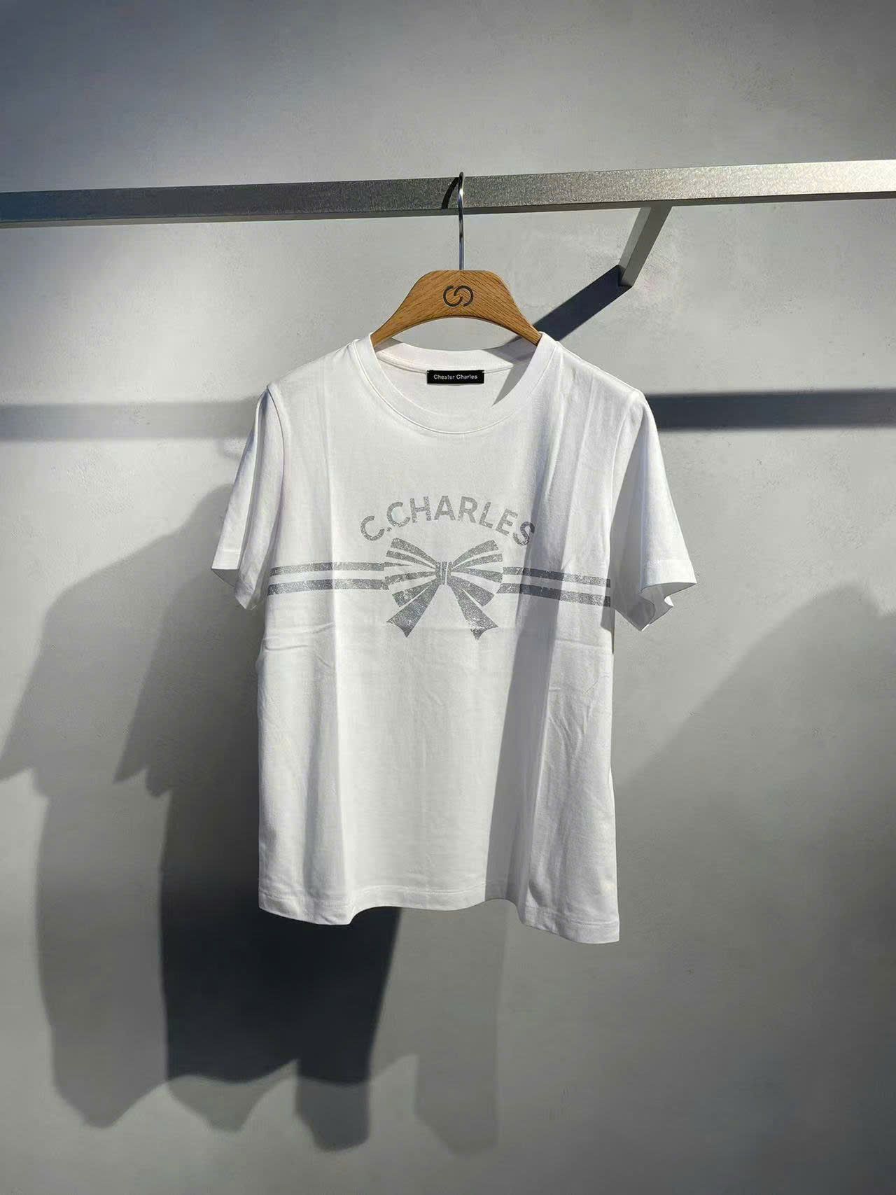  5. Áo phông trắng nơ xám ngang áo 