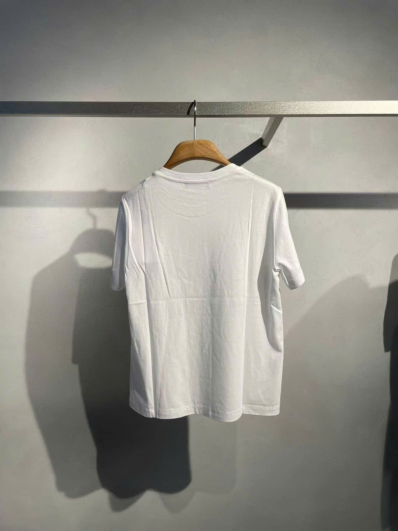  5. Áo phông trắng nơ xám ngang áo 