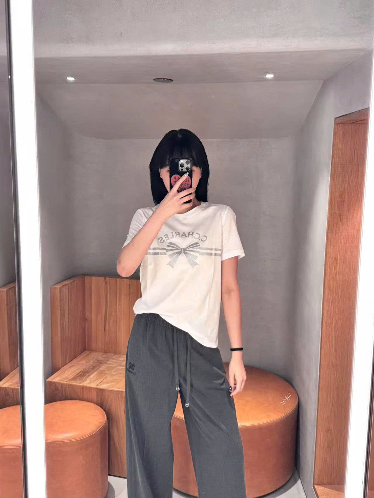  5. Áo phông trắng nơ xám ngang áo 