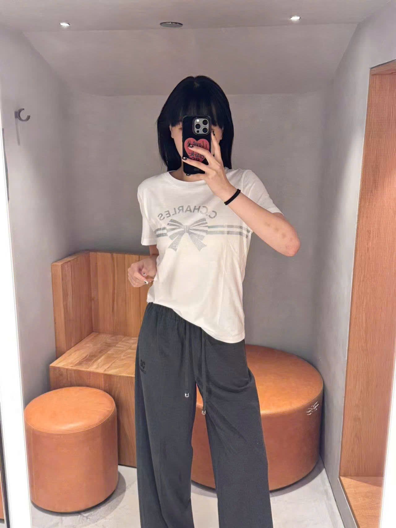  5. Áo phông trắng nơ xám ngang áo 