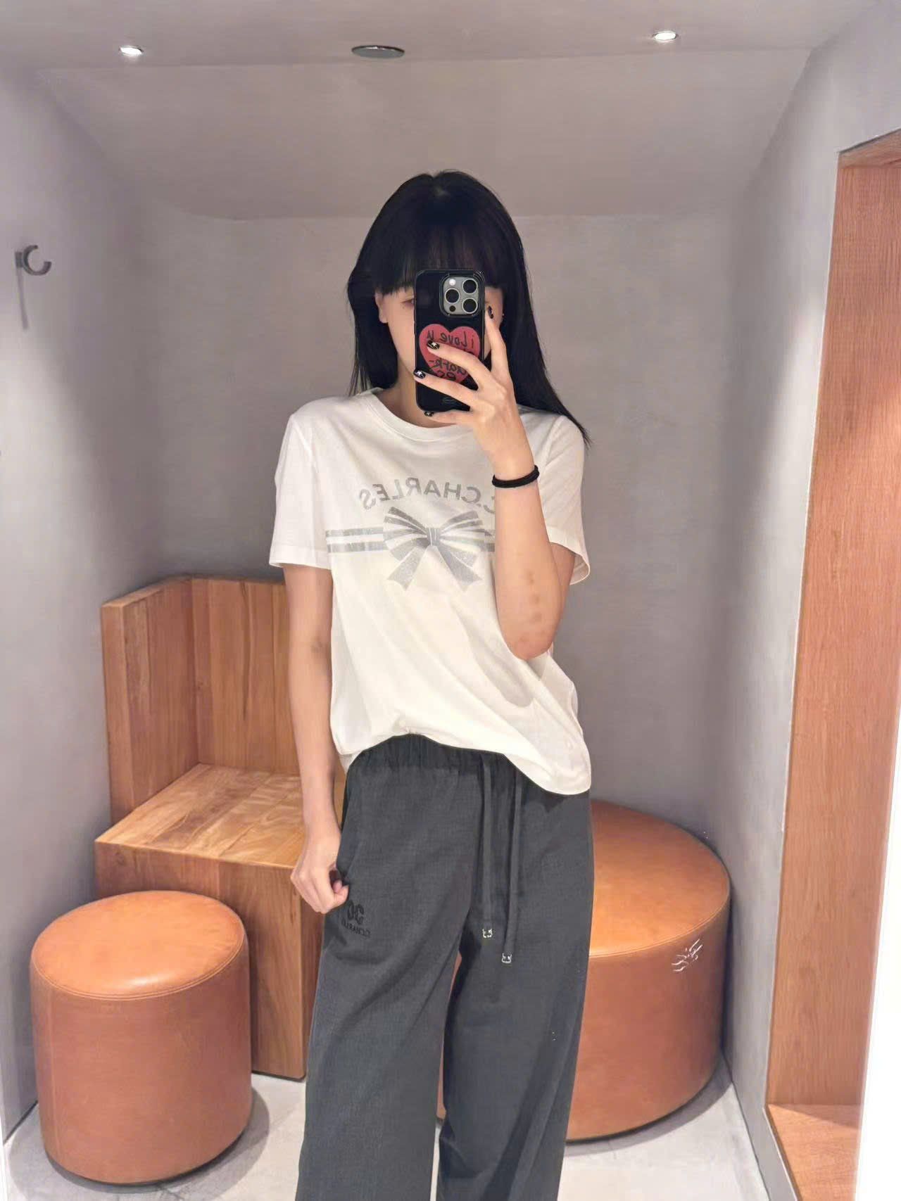  5. Áo phông trắng nơ xám ngang áo 