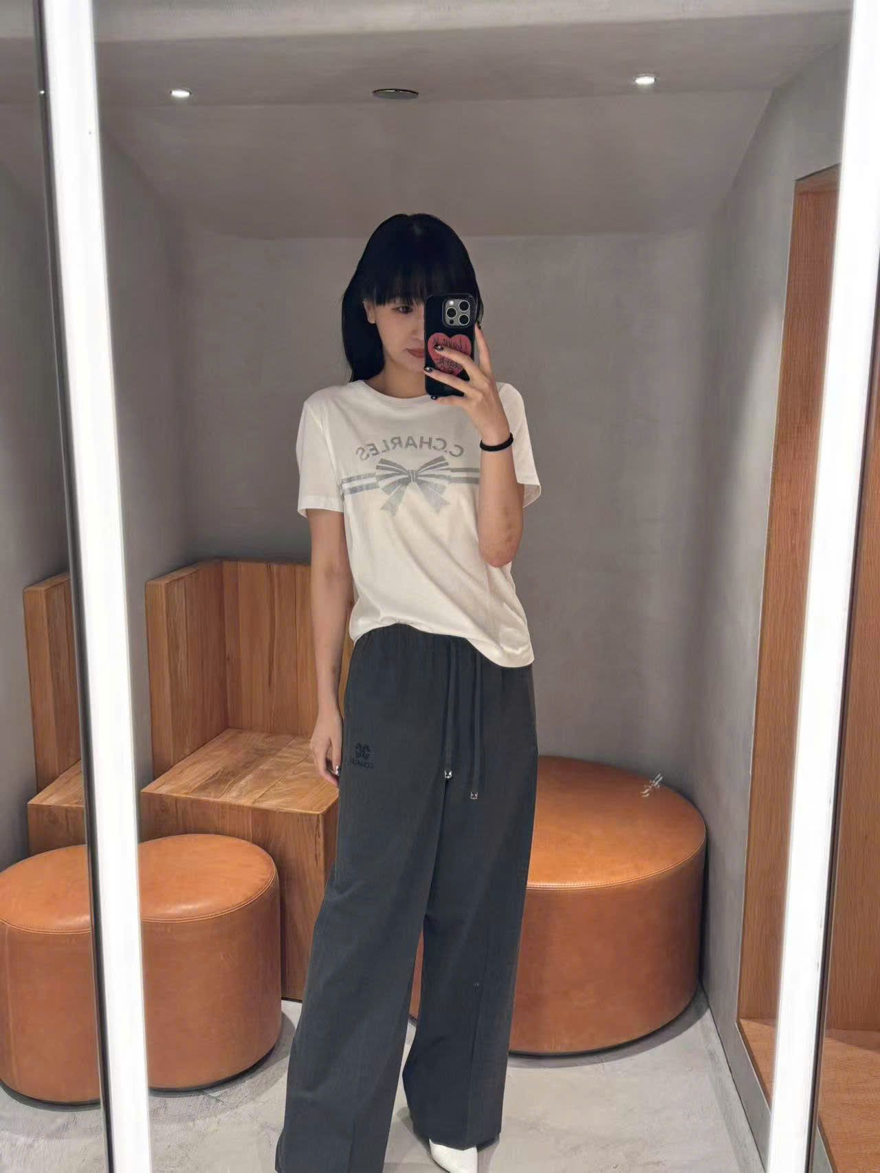  5. Áo phông trắng nơ xám ngang áo 