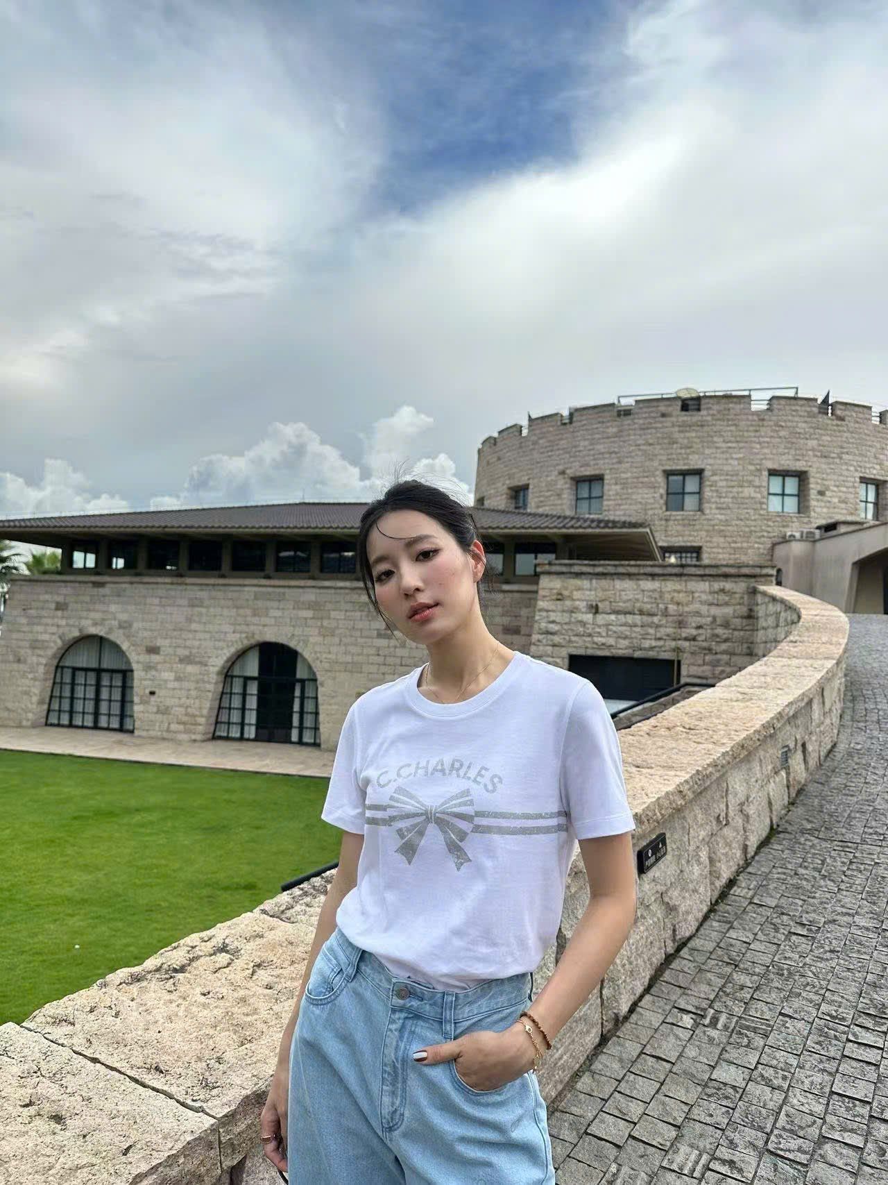  5. Áo phông trắng nơ xám ngang áo 